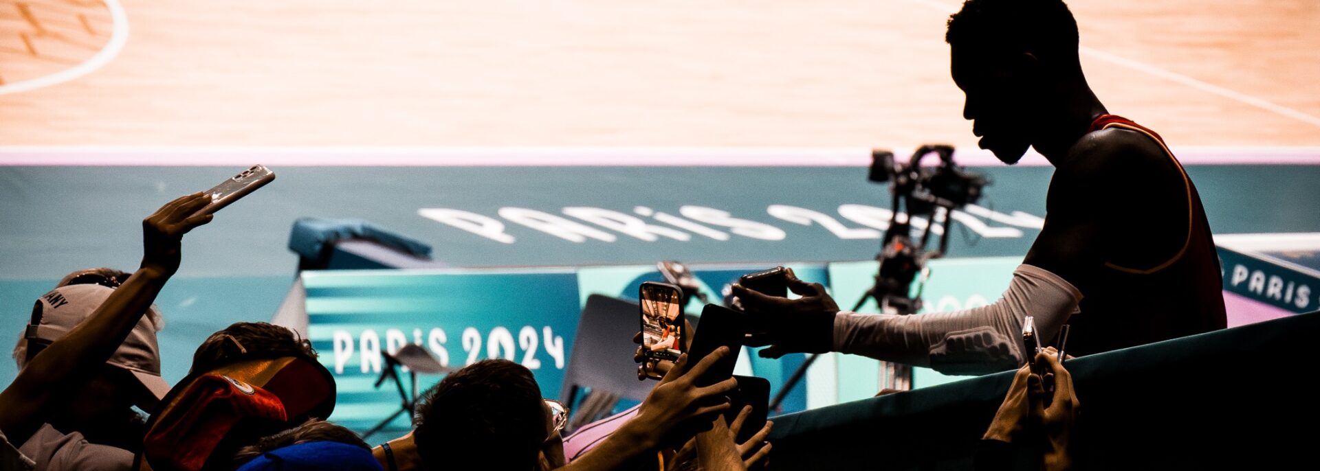 Dennis Schröder schreibt Autogramme nach dem Spiel.