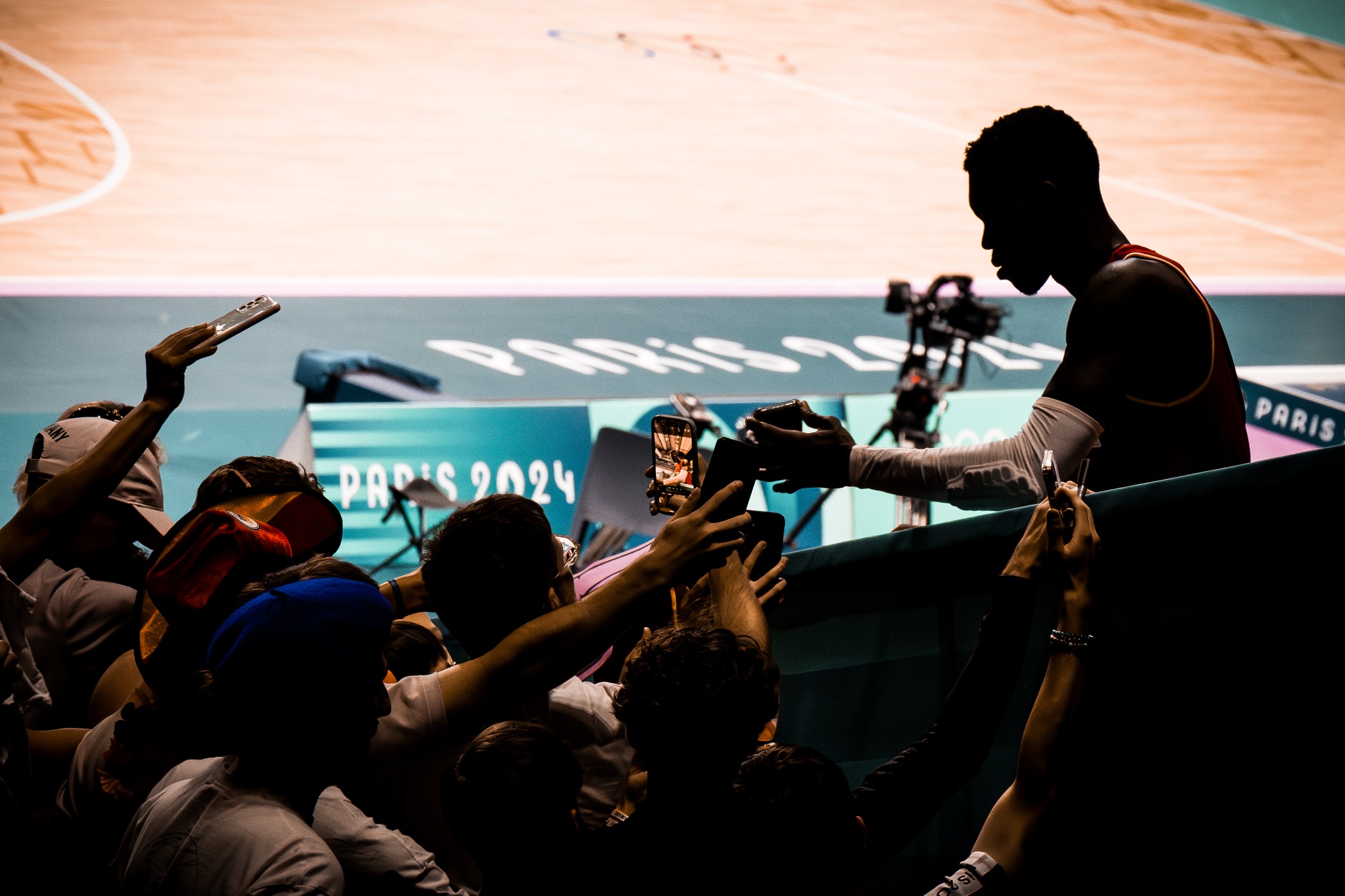 Dennis Schröder schreibt Autogramme nach dem Spiel.