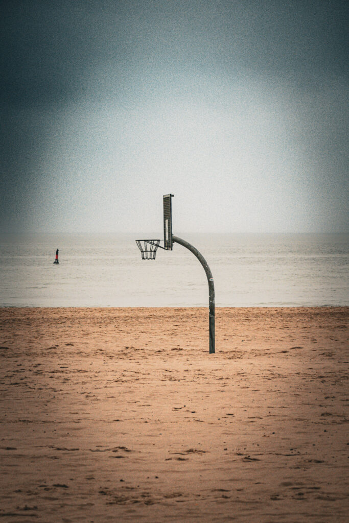 Basketballkorb am Strand von Warnemünde