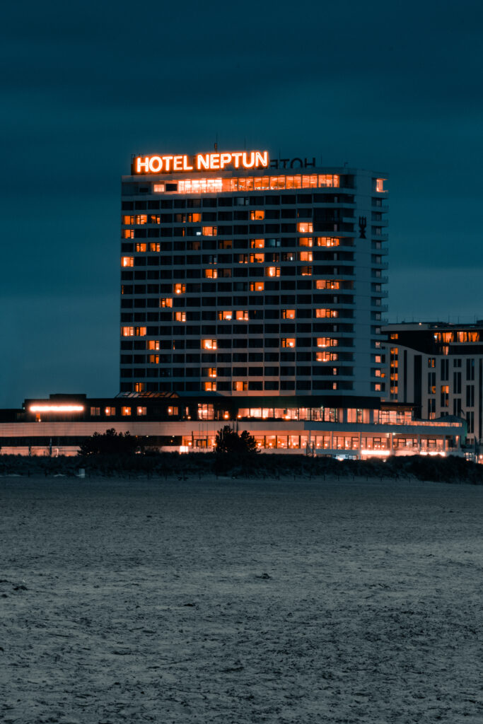 Hotel Neptun, Warnemünde, Beleuchtet in der Dämmerung