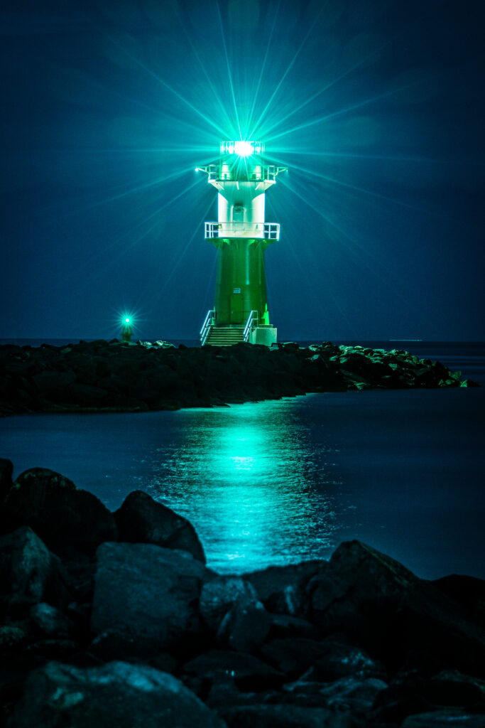 Grünes Signallicht am Alten Strom, Warnemünde
